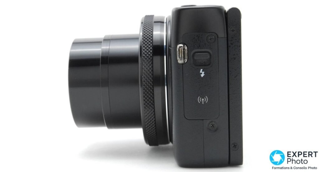 Canon PowerShot G7X de profil droit, commutateur de flash pop-up et symbole Wi-Fi, objectif déployé