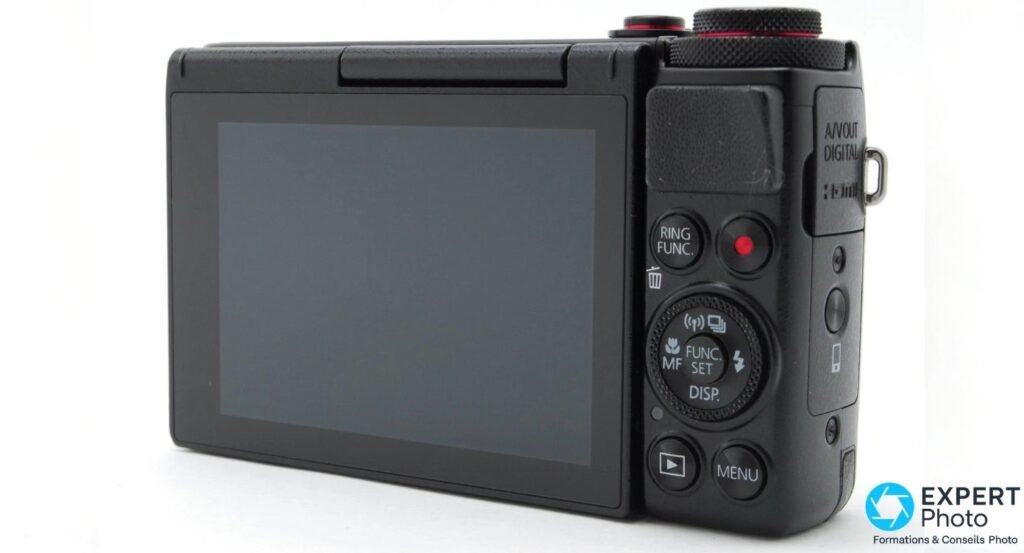 Canon PowerShot G7X de trois-quarts arrière, écran tactile éteint, boutons RING FUNC et molette FUNC SET