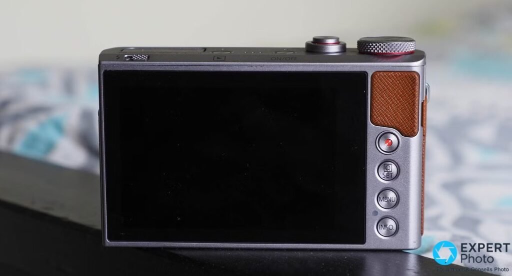 Vue arrière du Canon PowerShot G9 X Mark II : écran tactile 3 pouces éteint, boutons REC, Q SET, MENU, INFO et trappe cuir. 