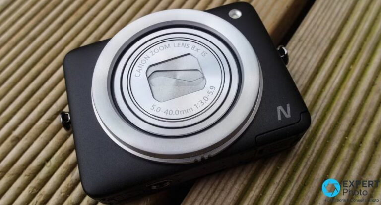 Canon PowerShot N vu de dessus, gros plan sur le bloc objectif zoom 8x, marquage 5.0-40.0mm 1:3.0-5.9 lisible sur la bague