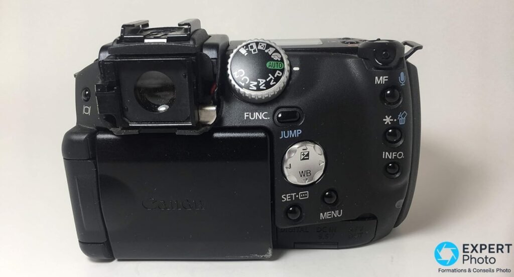 Canon PowerShot Pro1 vu de dos, écran LCD orientable replié contre le boîtier marqué Canon, viseur électronique déployé.