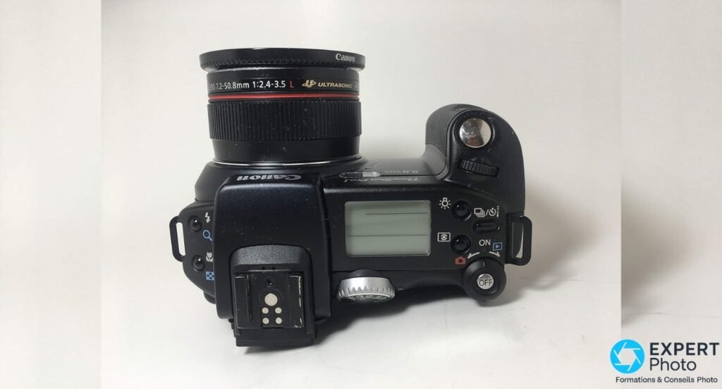 Canon PowerShot Pro1 vu de dessus, objectif zoom Canon L 7,2-50,8 mm f/2,4-3,5 visible, écran LCD secondaire.