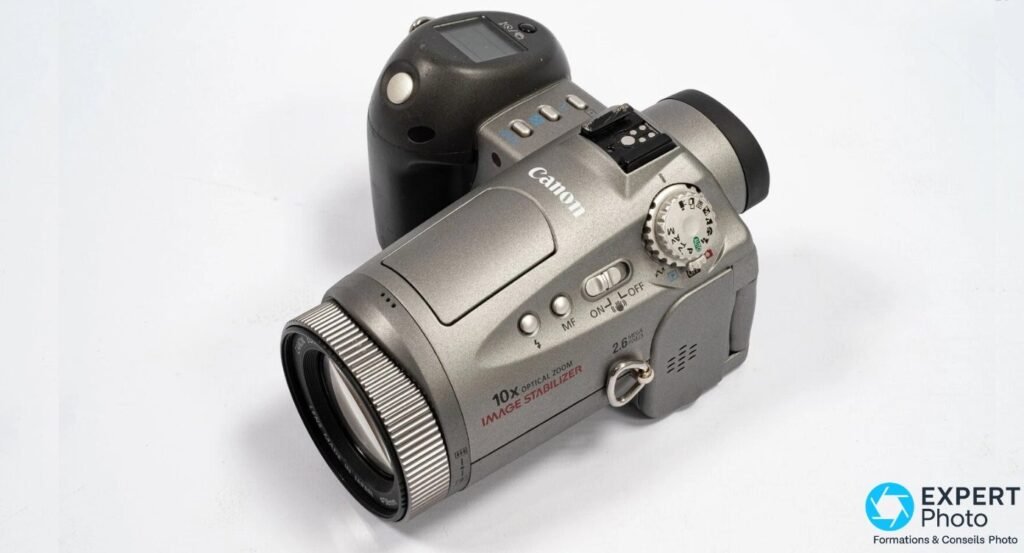 Canon PowerShot Pro90 IS, marquages 10x OPTICAL ZOOM, IMAGE STABILIZER, 2.6 MEGA PIXELS lisibles sur le flanc droit.