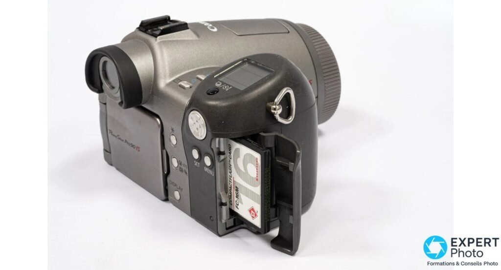 Canon PowerShot Pro90 IS, trappe CompactFlash ouverte sur le flanc droit, carte CompactFlash FC-16M 16 Mo dans le slot.