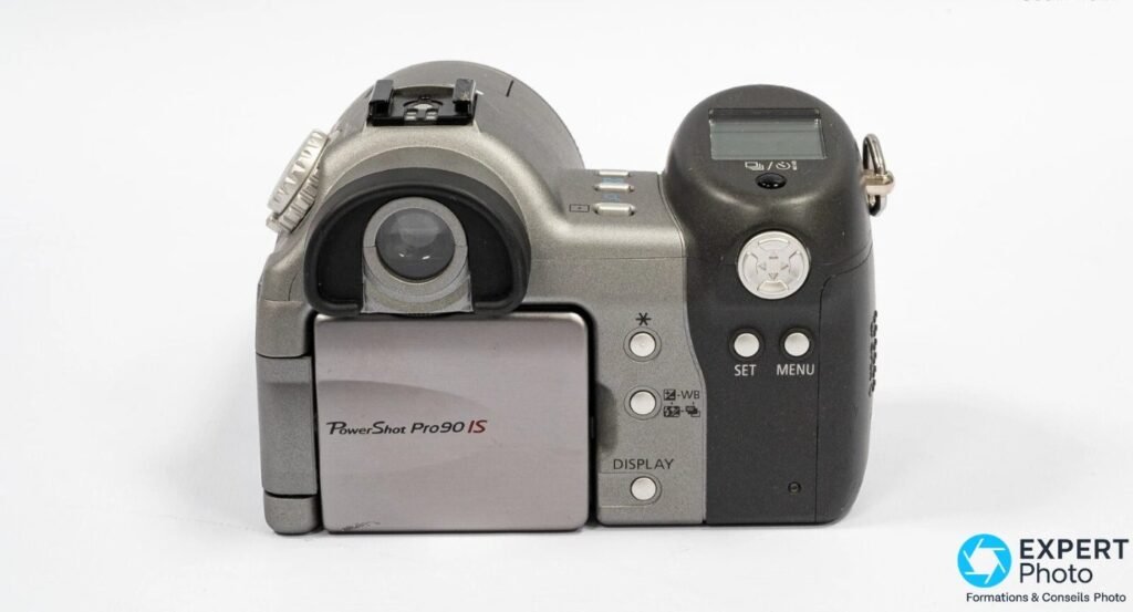 Canon PowerShot Pro90 IS, vue arrière : viseur électronique, écran articulé replié, boutons SET, MENU, DISPLAY. 