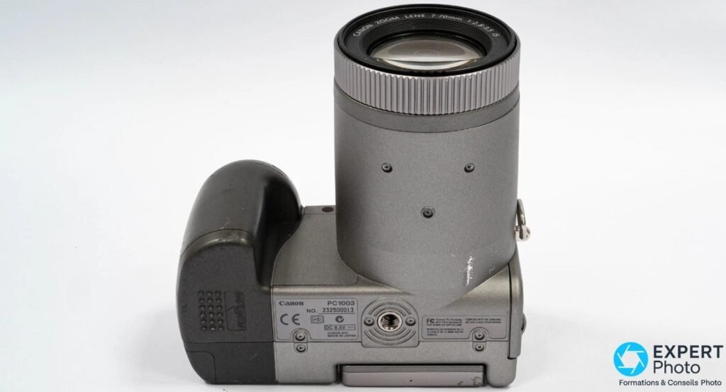Canon PowerShot Pro90 IS, vue de dessous : plaque Canon PC1003, n° 232500013, marquage Made in Japan, pas de vis trépied.