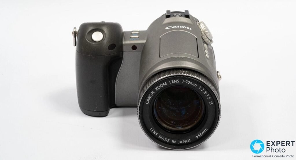 Canon PowerShot Pro90 IS de face : marquages CANON ZOOM LENS 7-70mm 1:2.8-3.5 IS et LENS MADE IN JAPAN ø58mm sur le barillet.
