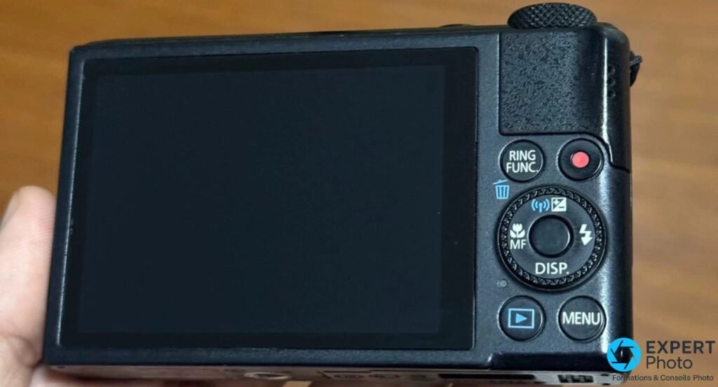 Canon PowerShot S110 vu de dos, écran LCD fixe, molette circulaire MF/Wi-Fi/flash/DISP, boutons RING FUNC, MENU, lecture.