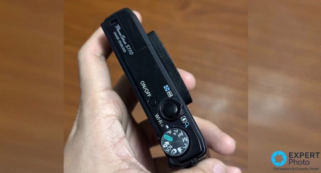 Canon PowerShot S110 vu de dessus, mention PowerShot S110 Image Stabilizer, déclencheur, ON/OFF, Wi-Fi, molette de modes.