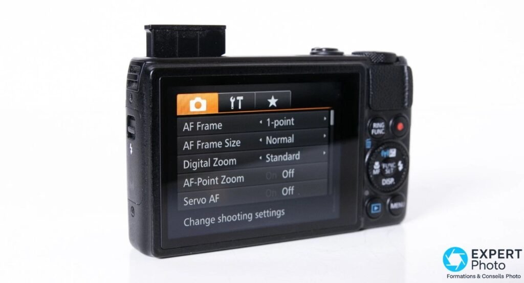 Vue arrière du Canon PowerShot S120 avec écran LCD allumé sur le menu AF Frame, bouton RING FUNC et molette de commandes.