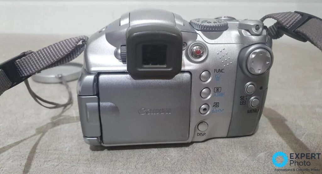 Canon PowerShot S2 IS vu de l'arrière, viseur électronique avec œilleton et boutons FUNC, JUMP, MENU visibles. 