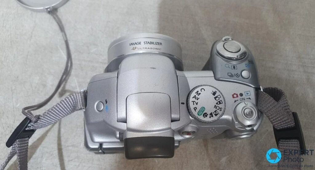 Canon PowerShot S2 IS vu de dessus, molette P/Av/Tv/M et label Image Stabilizer Ultrasonic visibles.