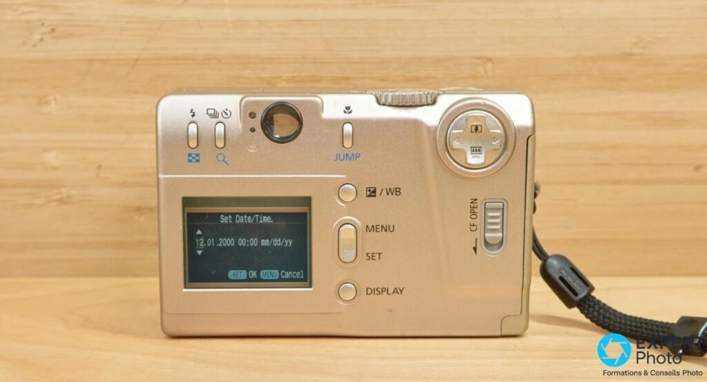 Vue arrière du Canon PowerShot S20, écran LCD allumé sur le menu Set Date/Time, boutons MENU SET, JUMP et DISPLAY.
