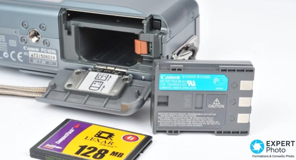 Canon PowerShot S40 trappe ouverte, batterie Canon NB-2LH 7,4V 720mAh Li-ion, carte CompactFlash Lexar 128 MB