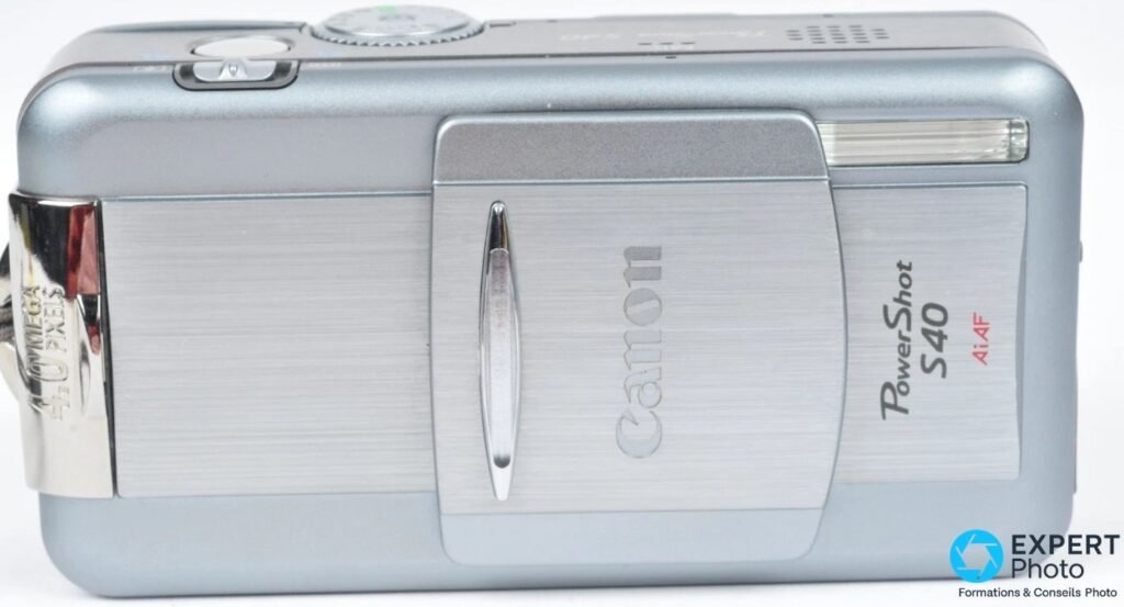 Canon PowerShot S40 face avant, cache coulissant fermé, logo Canon en relief, mention PowerShot S40 AiAF visible