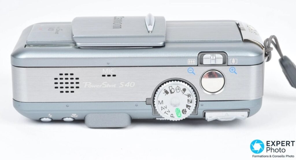 Canon PowerShot S40 vue de dessus, molette M/Av/Tv/P/Auto, déclencheur, levier zoom et grille microphone MIC