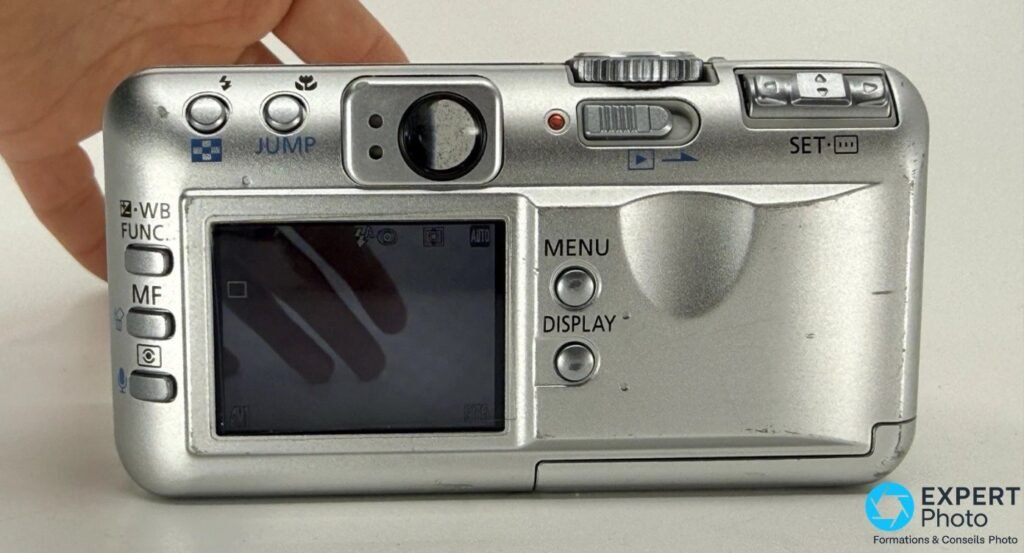 Canon PowerShot S50 vu de dos, petit écran ACL 1,8 pouce, viseur optique central, boutons FUNC, MF, MENU et DISPLAY.