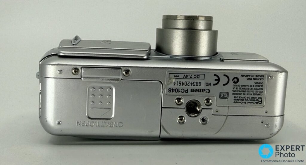 Canon PowerShot S50 vu de dessous, etiquette Canon PC1048 numero 6834204614, Made in Japan, trappe batterie et carte CF.