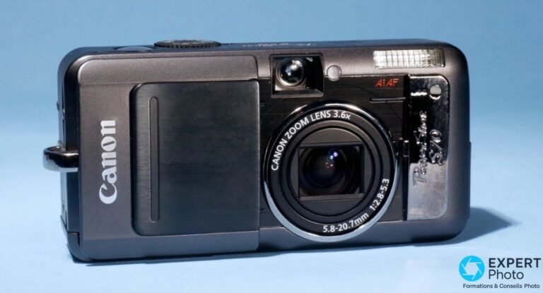 Canon PowerShot S70 vu de face avec logo Canon, plaque PowerShot S70 et objectif zoom 5,8-20,7 mm rétracté.