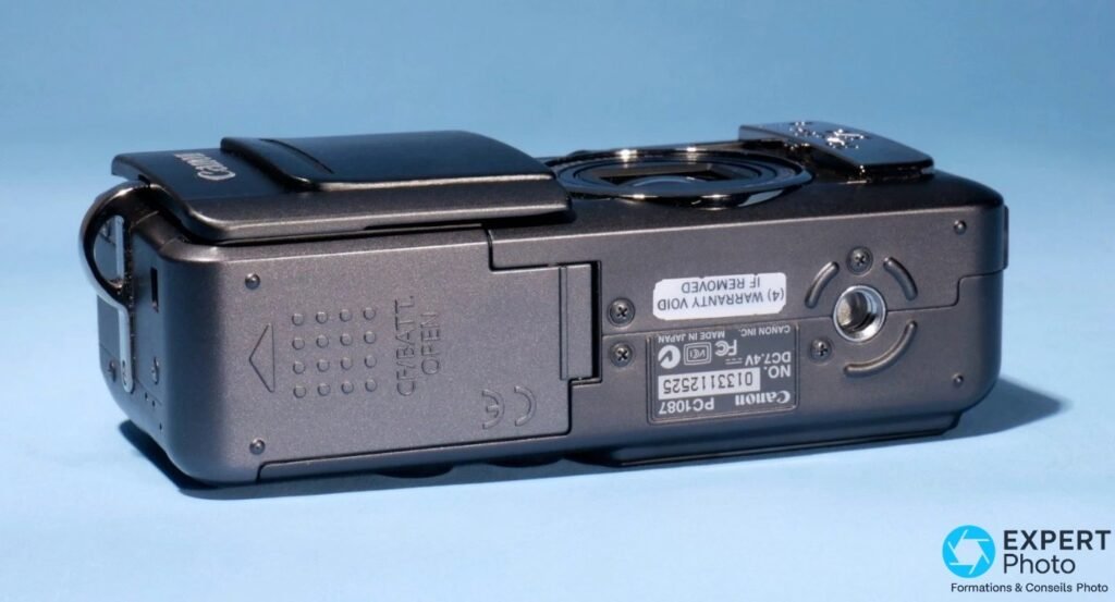 Canon PowerShot S70 vue de dessous avec trappe CF/BATT, pas de vis trépied 1/4 et étiquette