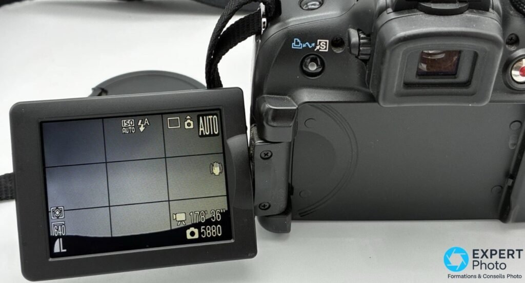 Canon SX10 IS écran LCD orientable pivoté 90°, interface mode AUTO, ISO AUTO, grille des tiers, photos restantes
