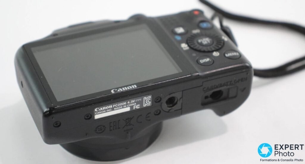 Canon PowerShot SX170 IS vue du dessous, étiquette Canon PC2006 4.3V Made in China, pas de vis et trappe CARD/BATT.