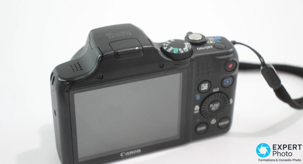 Canon PowerShot SX170 IS dos du boîtier, écran 3 pouces, molette de mode, boutons FUNC SET, MENU et DISP. 
