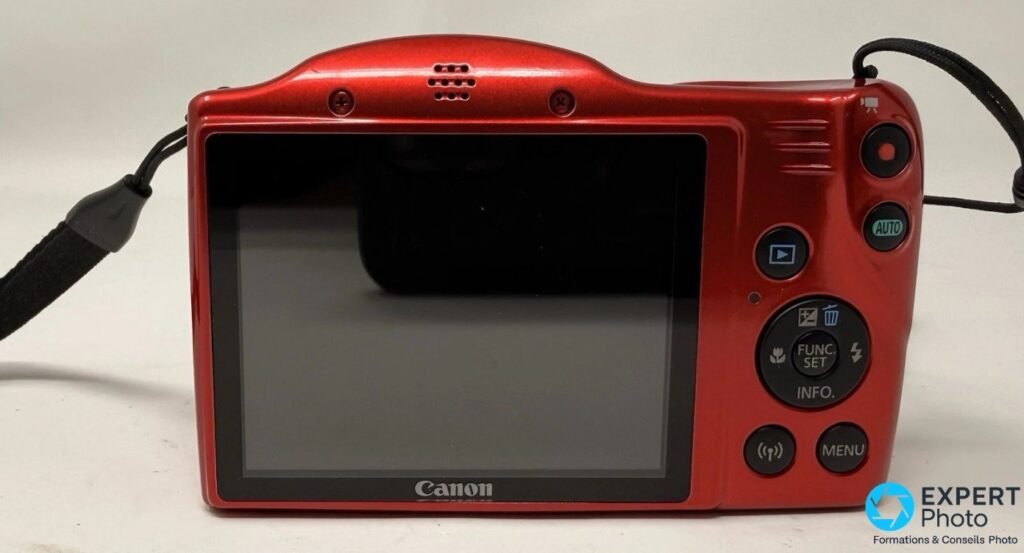 Vue arrière du Canon PowerShot SX420 IS rouge avec écran 3 pouces éteint, molette FUNC SET, boutons MENU, lecture et Wi-Fi 