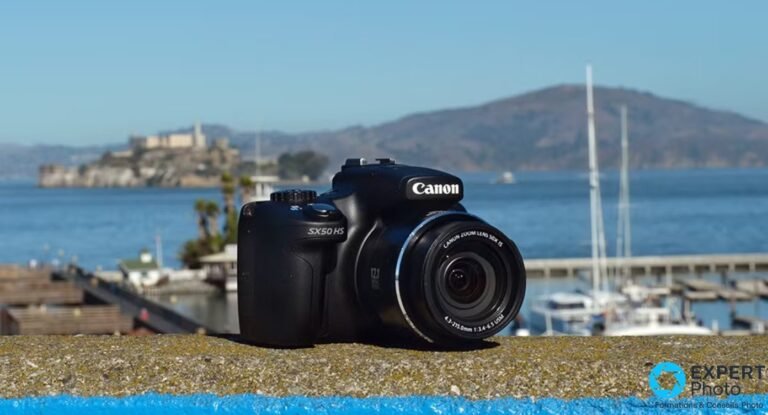 Canon PowerShot SX50 HS posé seul sur un muret, baie de San Francisco et île d'Alcatraz floues à l'arrière-plan