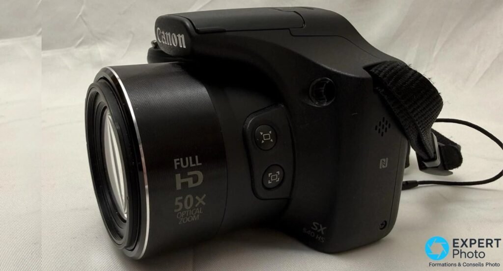 Canon PowerShot SX540 HS vu du côté droit, marquages FULL HD, 50x OPTICAL ZOOM et SX 540 HS visibles.