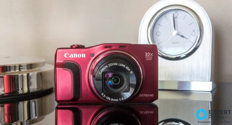 Canon PowerShot SX700 HS rouge vu de face en 3/4 avant, objectif rétracté, mention 30x optical zoom visible.