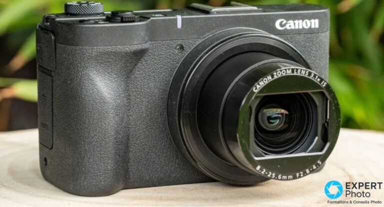 Canon PowerShot V1 noir vu de trois quarts avant, objectif Canon Zoom Lens 3.1x IS 8,2-25,6 mm f/2,8-4,5 déployé.