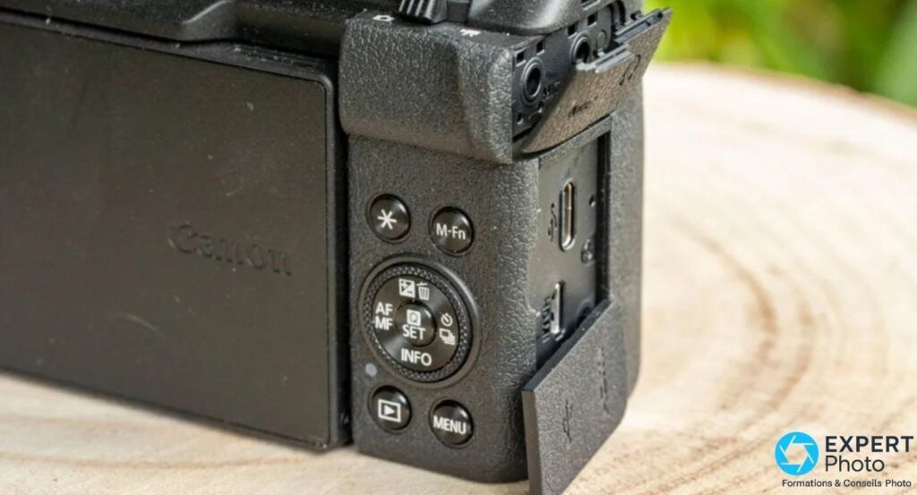 Canon PowerShot V1 trappes ouvertes : port USB-C, port micro HDMI et entrées micro et casque 3,5 mm visibles.