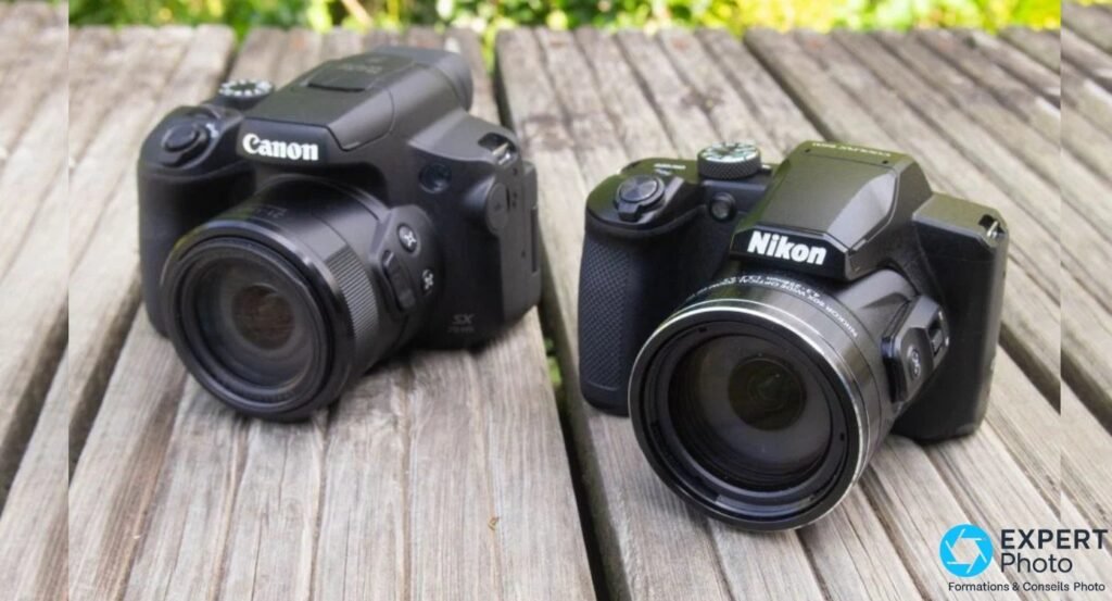 Canon PowerShot SX70 HS posé à côté d'un Nikon Coolpix bridge à zoom 60x équivalent 4,3-258 mm.