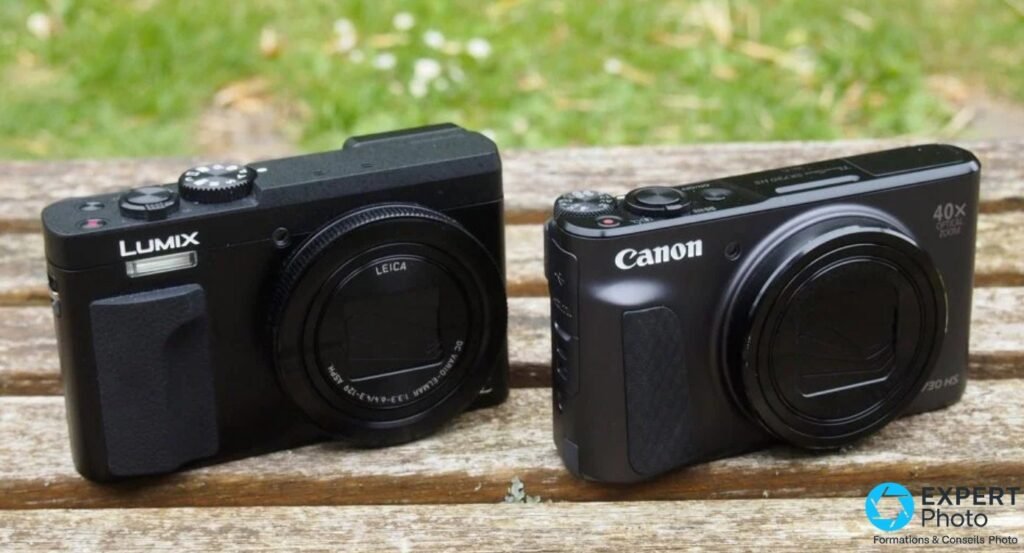 Canon PowerShot SX730 HS noir et Panasonic Lumix posés côte à côte sur un banc de bois, objectifs rétractés. 