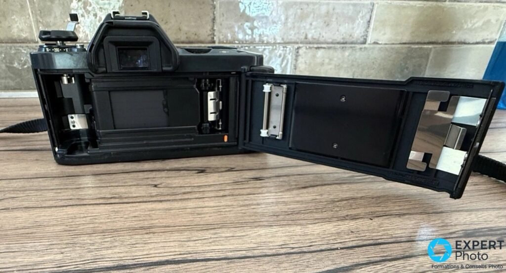 Canon T50 vu de l'arrière dos film ouvert, chambre film, rail d'avance, presseur et oculaire visibles