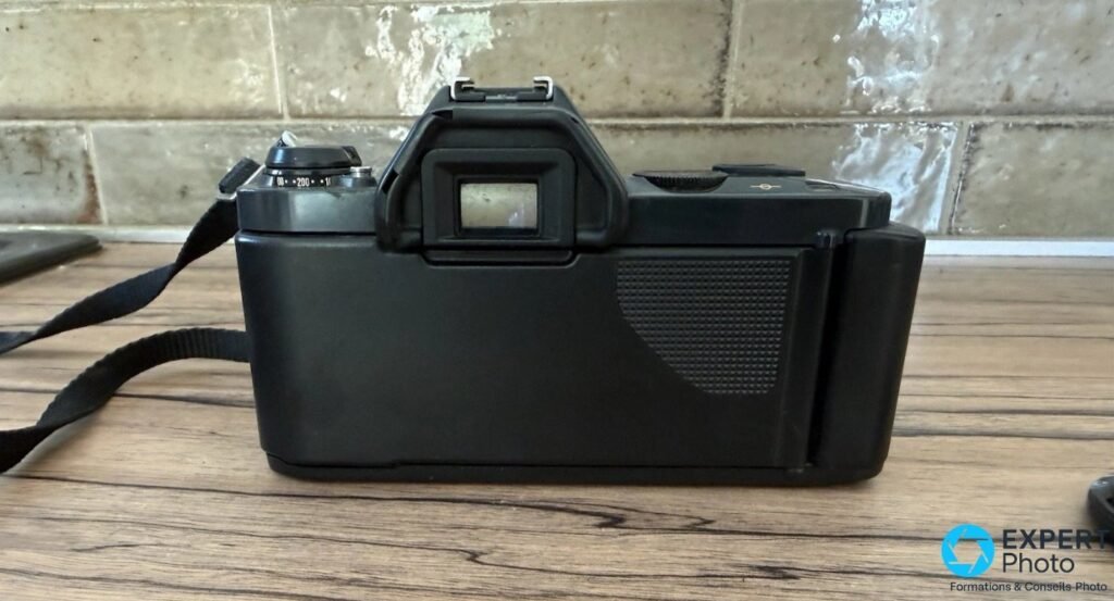 Canon T50 vu de l'arrière, dos film fermé, oculaire viseur central et molette ISO en haut à gauche