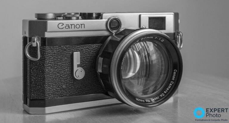 Boîtier télémétrique Canon argenté à gainage cuir noir avec objectif Canon 50 mm f/1,2 monté, vue trois-quarts avant.