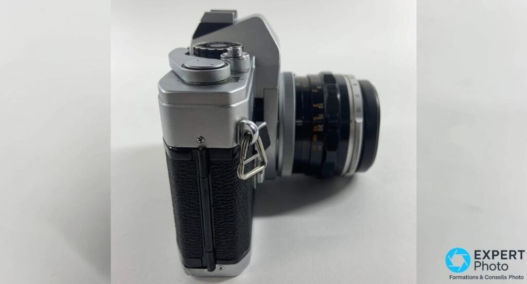 
Canon TL 1968 de profil côté levier d'armement, prisme, gainage cuir noir et objectif Canon FL à droite.
