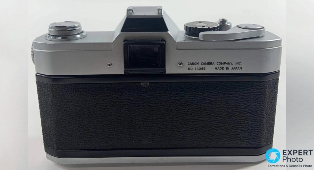 Canon TL 1968 vue arrière, œilleton du viseur, levier d'armement, gravure CANON CAMERA COMPANY NO. 114959.