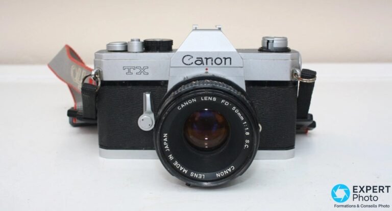 Canon TX : test terrain et avis sur ce reflex argentique FD Canon TX vu de face avec objectif Canon FD 50 mm f/1.8 S.C. monté, marquages "TX" et "Canon" lisibles sur le capot.