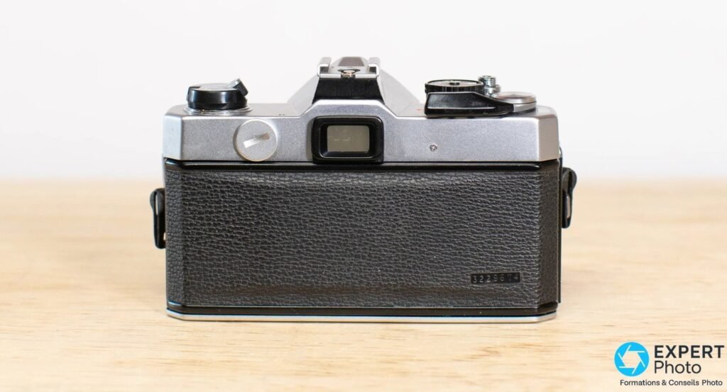 Fujica MPF 105X vu de dos avec oculaire et numéro de série