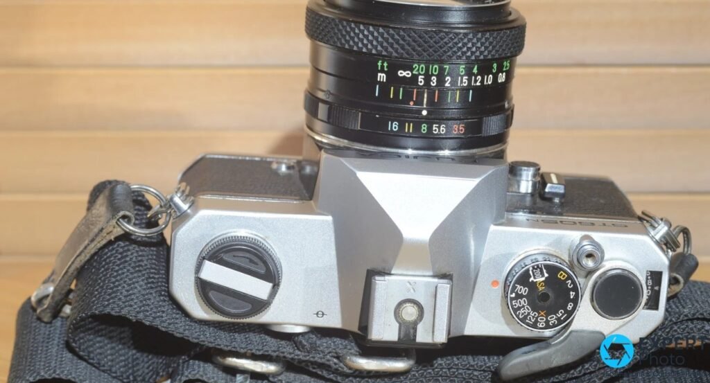 Dessus du Fujica ST605N : molette de vitesses, echelle 200 ASA et bagues de distance de l'objectif Fujinon
