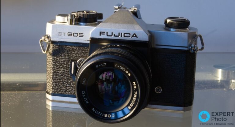 Fujica ST605 : le reflex M42 méconnu qui pourrait remplacer un Pentax K1000 Fujica ST605 vu de face, objectif Cosinon Auto MC 50 mm f/1,7 en monture M42, marquages « ST605 » et « FUJICA » lisibles.
