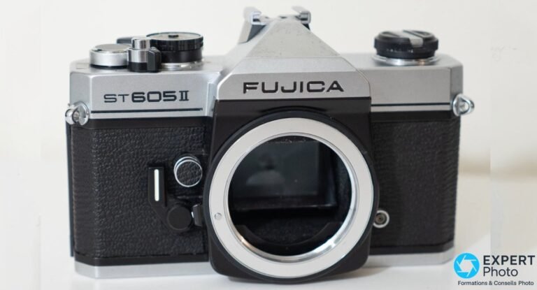 Fujica ST605 II de face, sans objectif, monture M42 à vis et marquage « FUJICA ST 605 II » gravé sur le prisme.