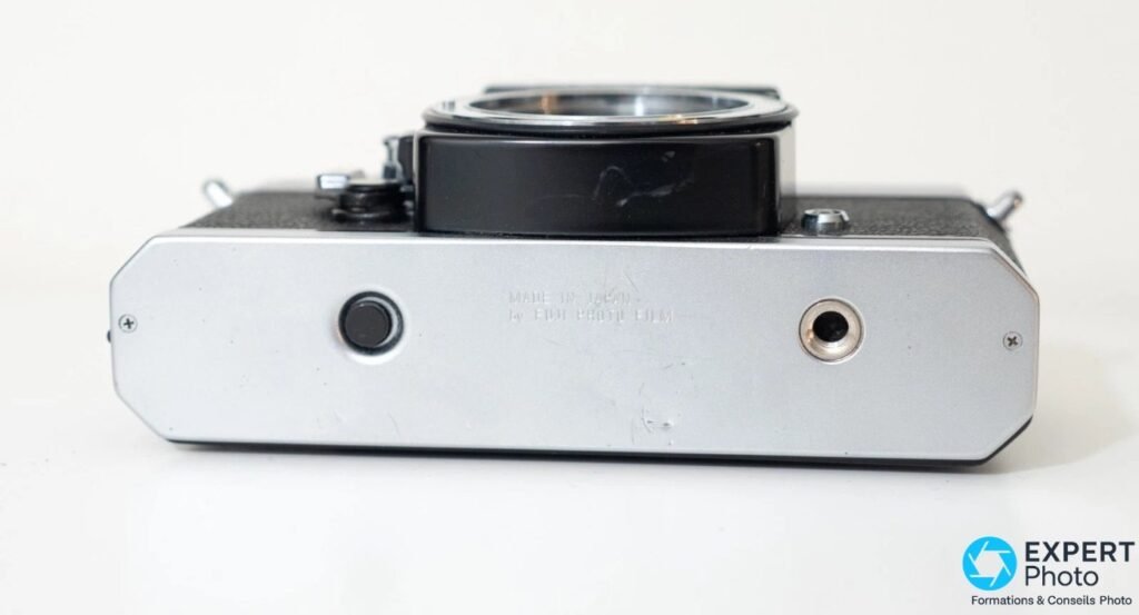Semelle chromée du Fujica ST605 II avec inscription gravée « MADE IN JAPAN by FUJI PHOTO FILM ». 