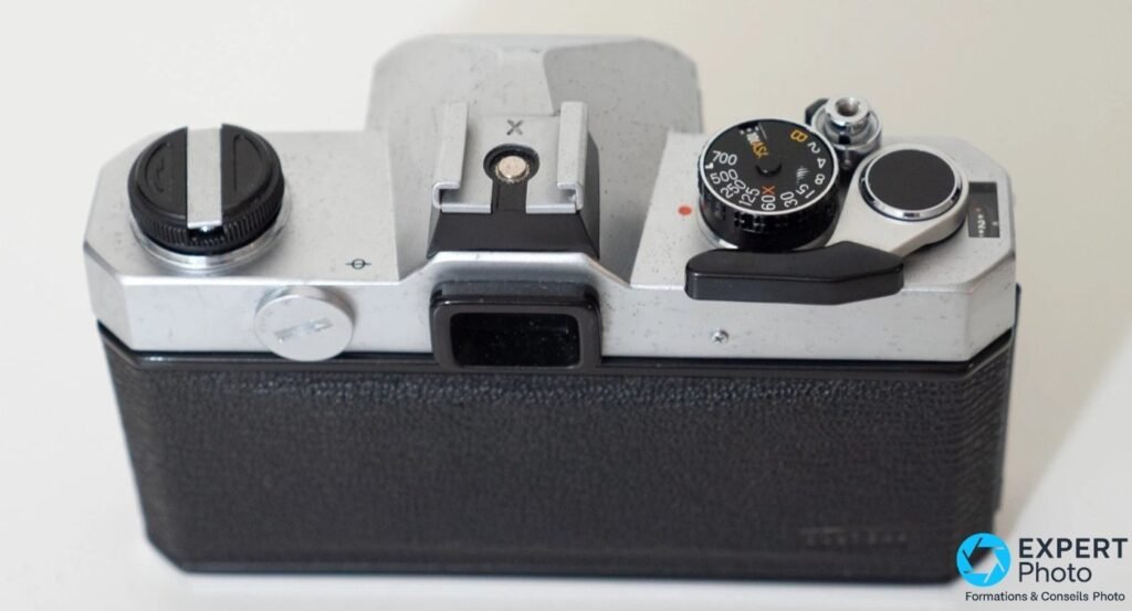 Fujica ST605 II vu de dessus, molette de vitesses 1 à 700 + B et griffe porte-accessoires avec sync X.