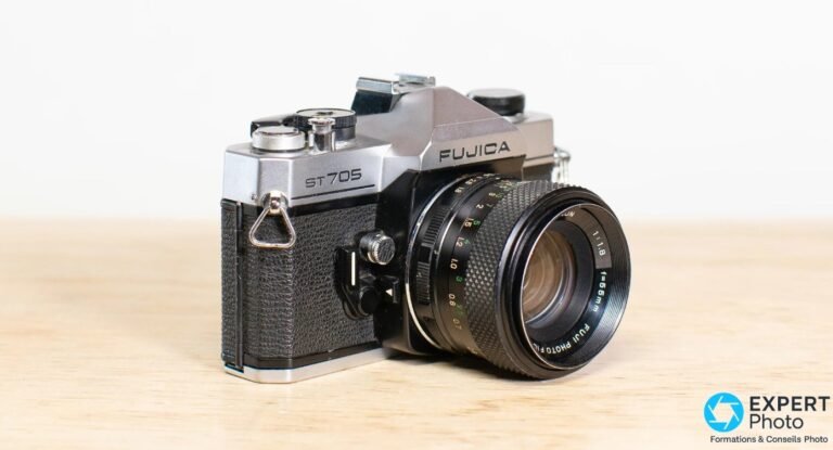 Fujica ST705 de trois quarts avant droit, bagues de mise au point et de diaphragme visibles.