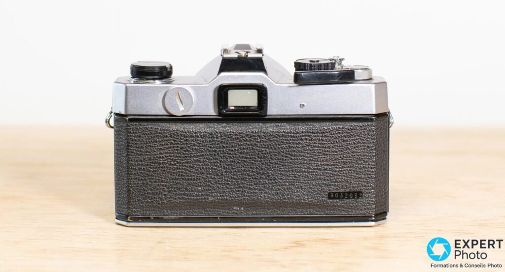 Fujica ST705 vu de dos : viseur central, dos gainé noir et numéro de série gravé.