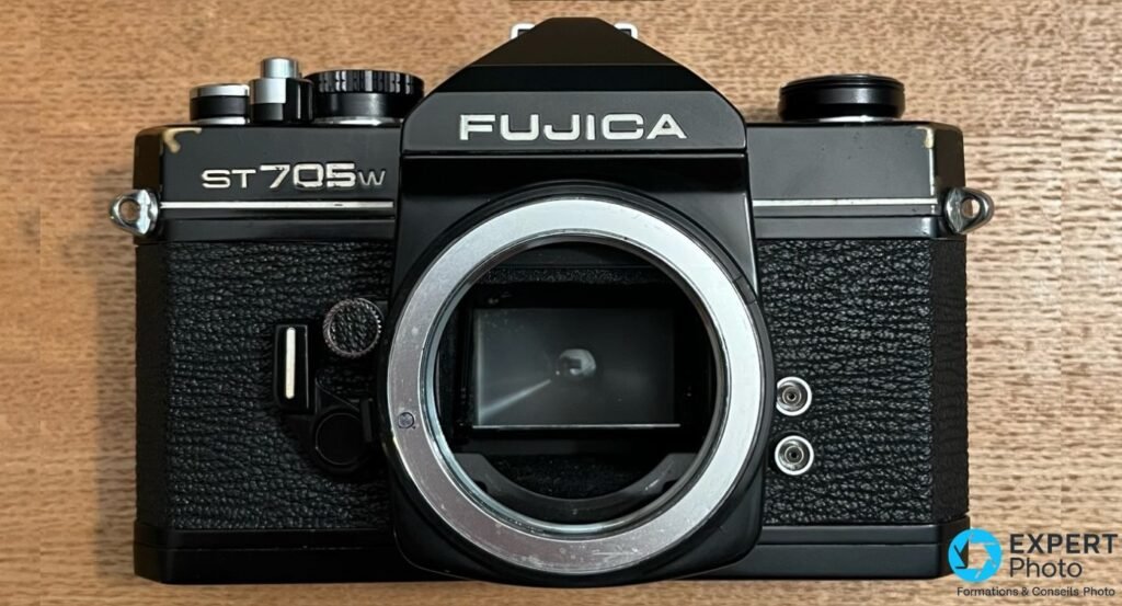 Fujica ST705W boîtier nu vu de face, monture à vis M42 ouverte avec miroir visible au fond